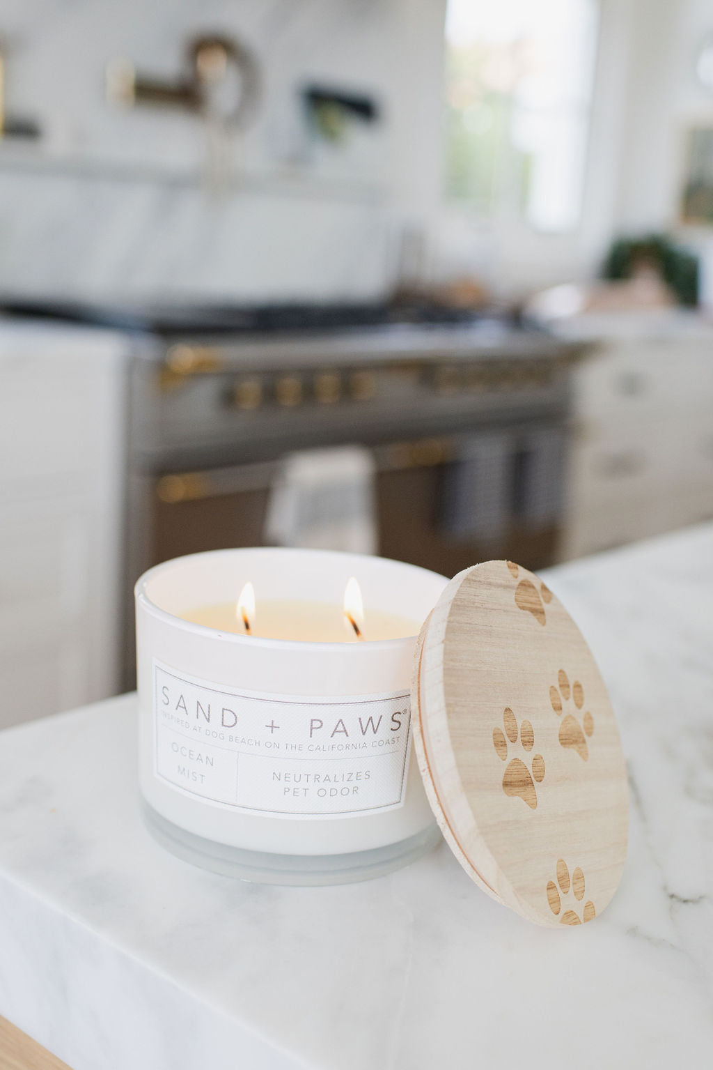 Sand + Paws Ocean Mist 12 oz aromatic scented candle