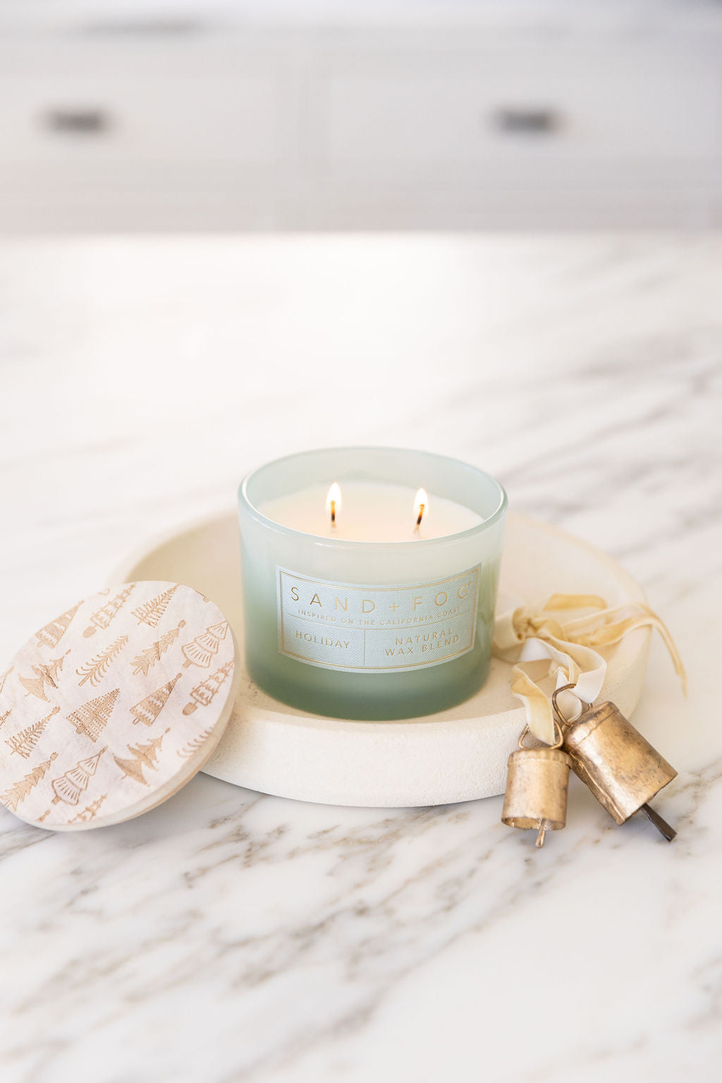Holiday 12 oz aromatic scented candle